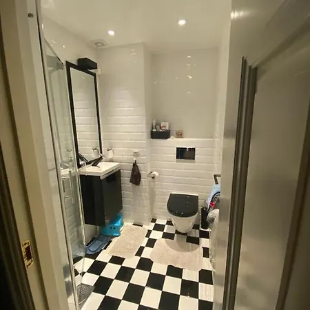 Appartement 5 Bedrooms House In - 5 Mins Walk From Station