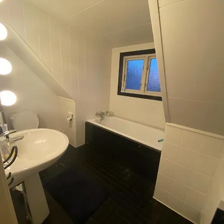 5 Bedrooms House In - 5 Mins Walk From Station Apartamento