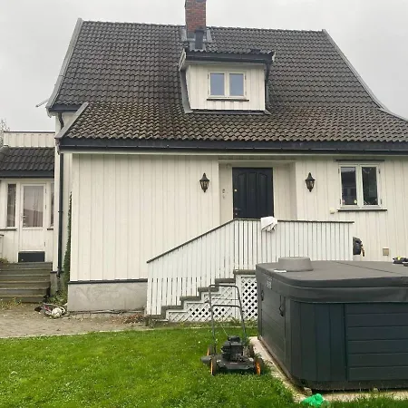 Executive 5 Bedrooms House In Central - 5 Mins Walk From Station Apartment *