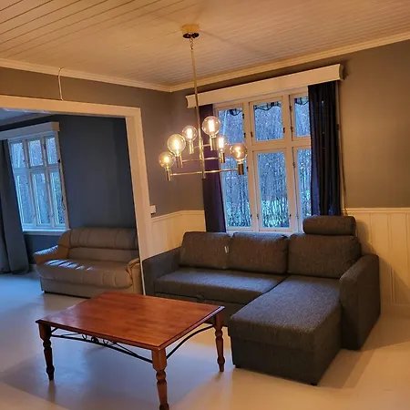 Executive 5 Bedrooms House In Central - 5 Mins Walk From Station * Lillestrom