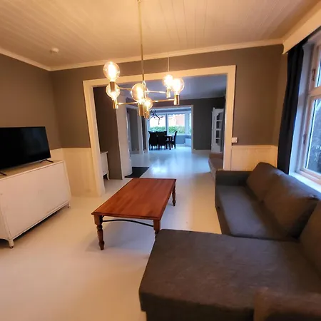 Apartment Executive 5 Bedrooms House In Central - 5 Mins Walk From Station