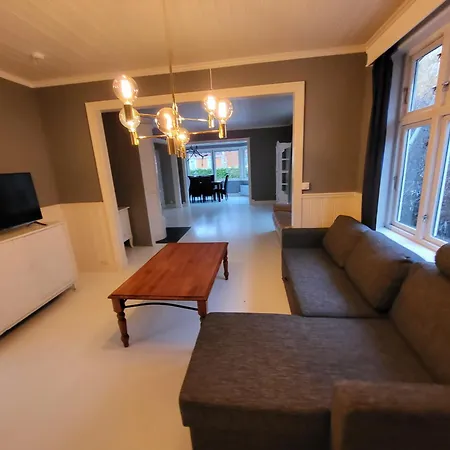 Executive 5 Bedrooms House In Central - 5 Mins Walk From Station Apartment